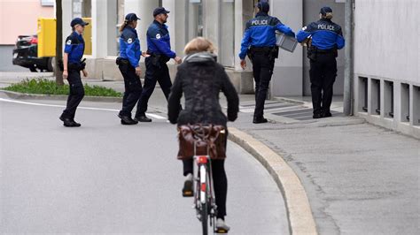 Une vague d’escroqueries aux faux policiers secoue la Suisse romande, trois auteurs en détention provisoire