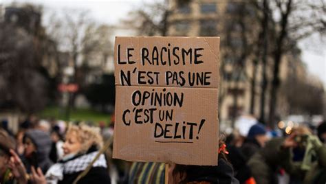 Une fracture invisible : Comment la haine raciale détruit le pays après les pillages du 17 octobre